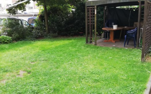 Gepflegte Dachgeschosswohnung mit Einbauküche & Gemeinschaftsgarten