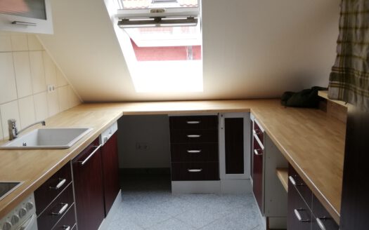 Gepflegte Dachgeschosswohnung mit Einbauküche & Gemeinschaftsgarten