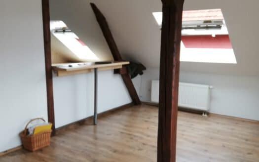 Gepflegte Dachgeschosswohnung mit Einbauküche & Gemeinschaftsgarten