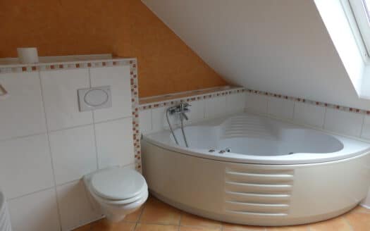 Gepflegte Dachgeschosswohnung mit Einbauküche & Gemeinschaftsgarten