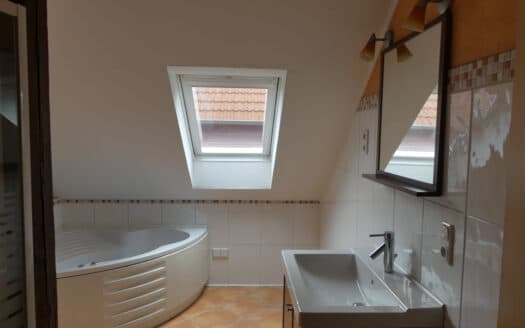 Gepflegte Dachgeschosswohnung mit Einbauküche & Gemeinschaftsgarten