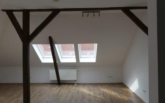 Gepflegte Dachgeschosswohnung mit Einbauküche & Gemeinschaftsgarten