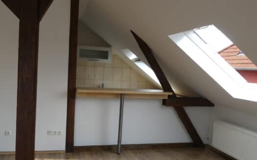 Gepflegte Dachgeschosswohnung mit Einbauküche & Gemeinschaftsgarten