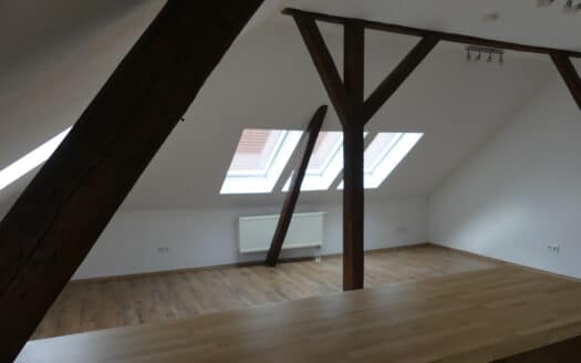 Gepflegte Dachgeschosswohnung mit Einbauküche & Gemeinschaftsgarten