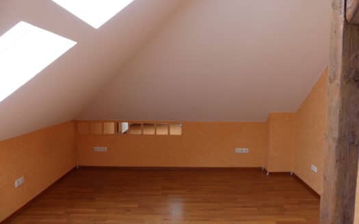 Gepflegte Dachgeschosswohnung mit Einbauküche & Gemeinschaftsgarten