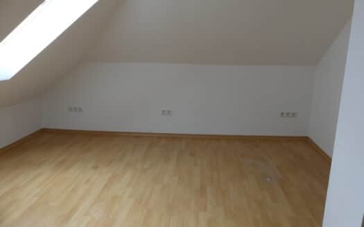 Gepflegte Dachgeschosswohnung mit Einbauküche & Gemeinschaftsgarten