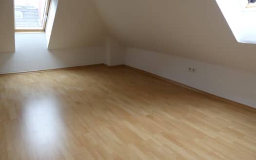 Gepflegte Dachgeschosswohnung mit Einbauküche & Gemeinschaftsgarten